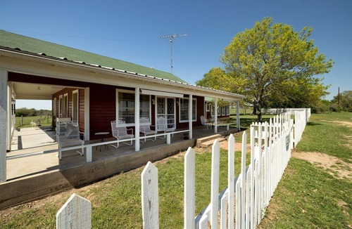 Dennis House | Spacious Cottage Rental for Group Getaway on Ranch near Dallas, Texas