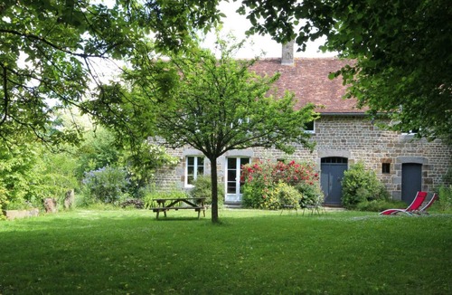 Les Monts-d'Andaine Cottage | Spacious cottage with fireplace, pets allowed