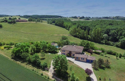 Lisle-sur-Tarn Villa | Spacious Countryside Villa, Games Room, Private Heated Pool & Large Grounds - 5mins from Salvagnac!