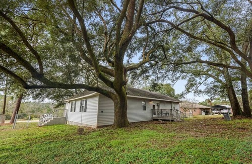 Saint Elmo House | Spacious Country Home on Meadow