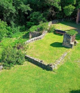 Olot House | Spacious Country House for 8 near Olot Remote Work & Nature Escape