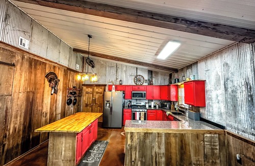 Greenwich Cabin | Spacious Country Lodge sunsets,fire pit,outdoor patio,private balcony VIP room