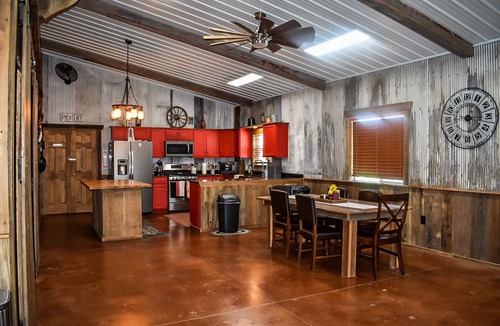 Greenwich Cabin | Spacious Country Lodge sunsets,fire pit,outdoor patio,private balcony VIP room