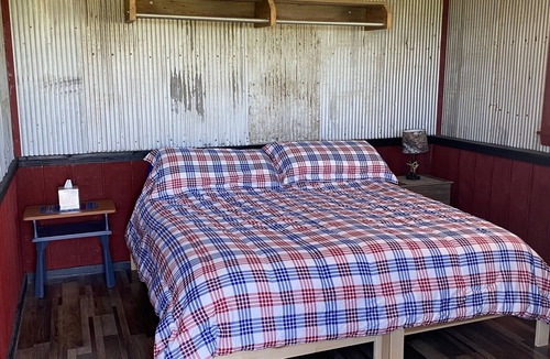 Greenwich Cabin | Spacious Country Lodge sunsets,fire pit,outdoor patio,private balcony VIP room