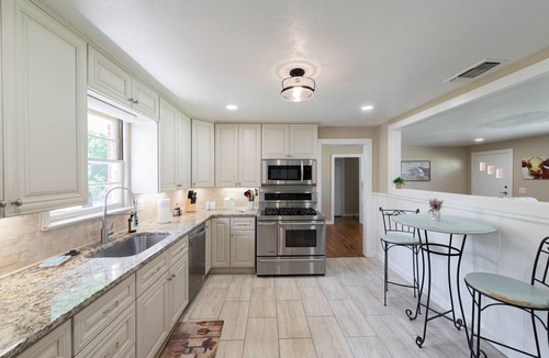 Clay House | Spacious Country Retreat Close to Everything. Peaceful home base. Dogs ok.