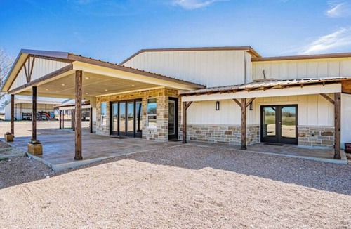 Tolar House | Spacious country sleek home! Perfect for family gatherings!