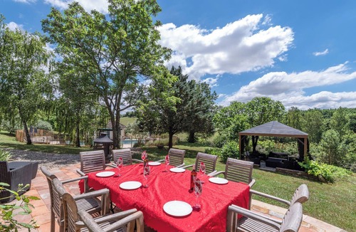 Lisle-sur-Tarn Villa | Spacious Countryside Villa, Games Room, Private Heated Pool & Large Grounds - 5mins from Salvagnac!