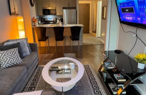 Downtown Mississauga Condo | Spacious-cozy 2bed Condo in Square Ones Misissauga