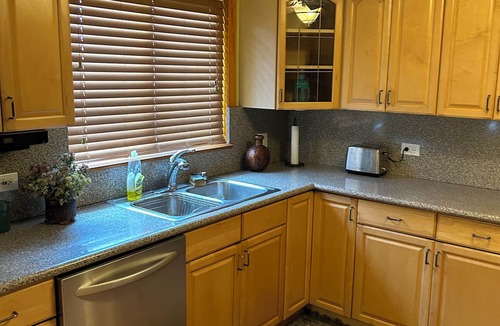 Streamwood House | Spacious, cozy 3 bedroom house with a perfect location