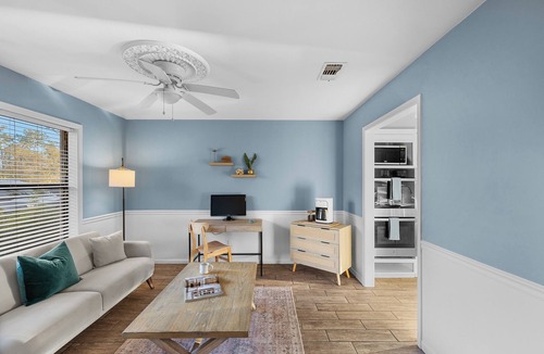 Windwood House | Spacious, Cozy, Central. 2 min to Veterans Park. Sleeps 14! King Bed. Backyard