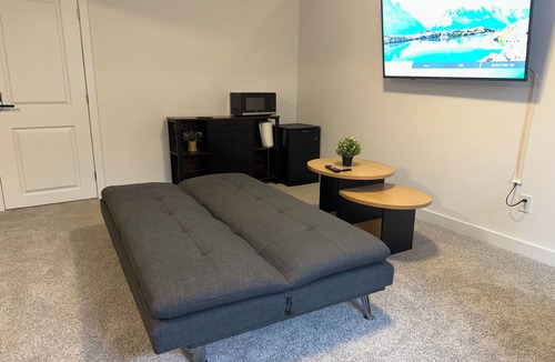 Clarence-Rockland House | Spacious & Cozy Suite - Private Bath-King Bed-Parking in Rockland/Ottawa