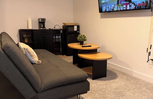 Clarence-Rockland House | Spacious & Cozy Suite - Private Bath-King Bed-Parking in Rockland/Ottawa