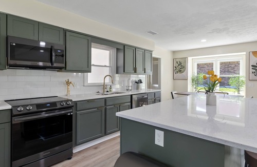 Columbus House | Spacious & Cozy ~ Close to Fort Moore ~ Pool Table