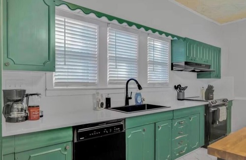 Webb City House | Spacious, Cozy Colonial Home