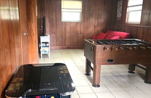 Columbia House | Spacious & Cozy Home near MU with Game Room