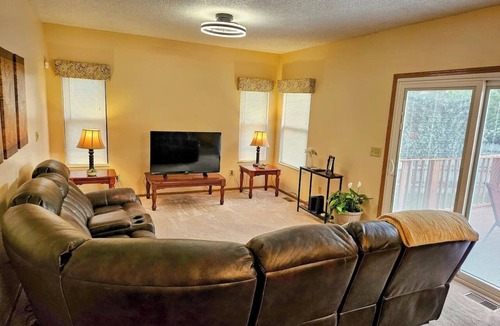 Reynoldsburg House | Spacious Cozy home w/King Master Ste