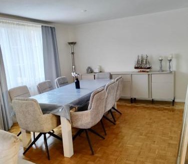 Zell House | Spacious Cozy House for Groups & Families 2 Floors & free parking