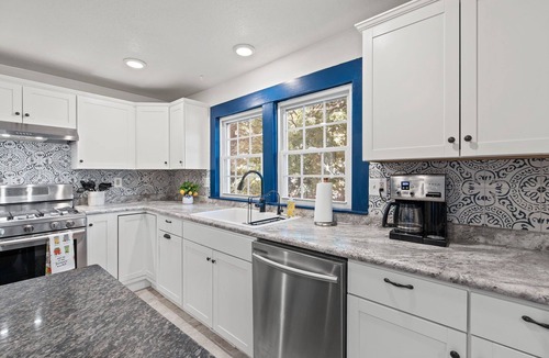 Columbia House | Spacious & Cozy near Downtown ~ HotTub ~ Game Roomn