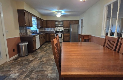 Rolla House | Spacious Cozy Stay with Back Patio & Family-Friendly Extras. Near S&T and I-44