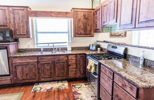 Pinetop Cottage | Spacious & Cozy Cabin – Minutes from Trails, Lakes & Family Fun!
