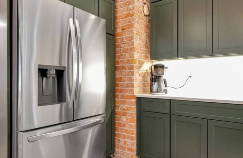 Champaign House | Spacious Craftsman Charmer