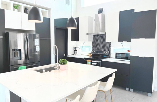 Converse House | Spacious Custom Modern 4-bedroom 4-baths house with BBQ in charming Converse