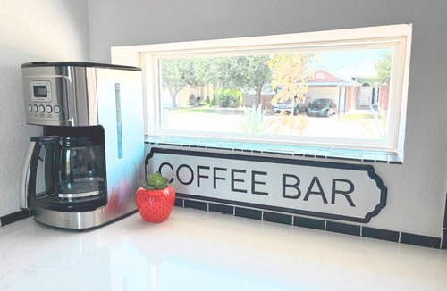 Converse House | Spacious Custom Modern 4-bedroom 4-baths house with BBQ in charming Converse