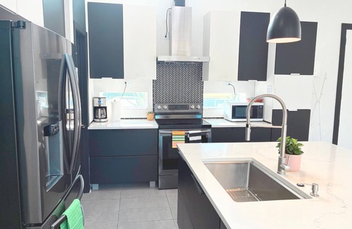 Converse House | Spacious Custom Modern 4-bedroom 4-baths house with BBQ in charming Converse