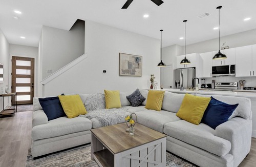Dallas House | Spacious Dallas 3BR Rooftop, Garage, Backyard