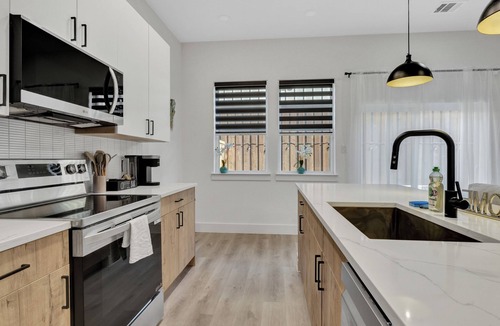 Dallas House | Spacious Dallas 3BR Rooftop, Garage, Backyard