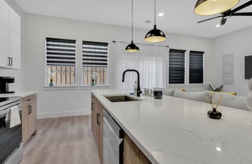 Dallas House | Spacious Dallas 3BR Rooftop, Garage, Backyard