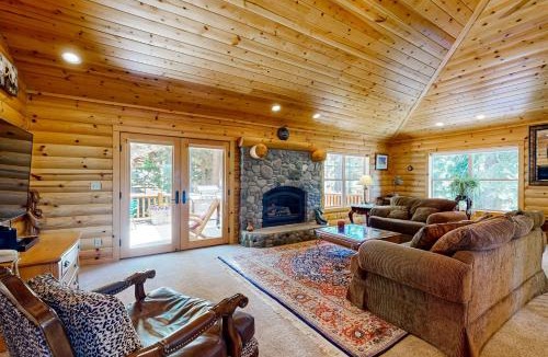 Kings Beach House | Spacious Deck w/Private Hot Tub: Kings Beach Gem