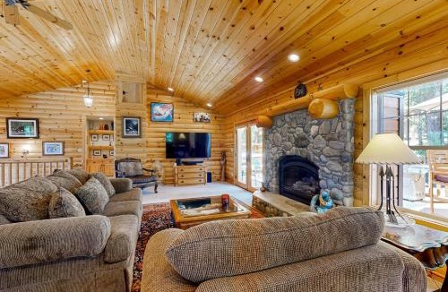 Kings Beach House | Spacious Deck w/Private Hot Tub: Kings Beach Gem