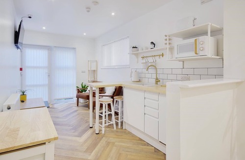 Westbourne Apartment | Spacious Deluxe Suite close to the Beach