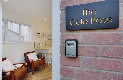 Westbourne Apartment | Spacious Deluxe Suite close to the Beach