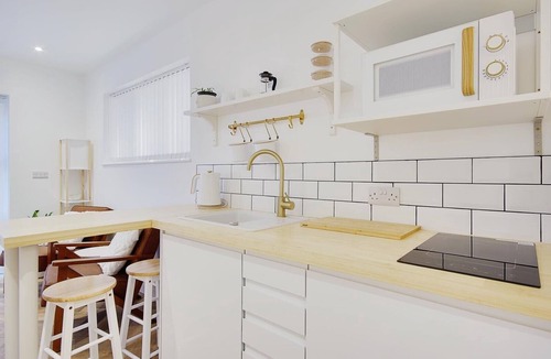 Westbourne Apartment | Spacious Deluxe Suite close to the Beach