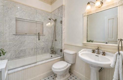 Aspen House | Spacious Designer 3BR Victorian with AC & Hot Tub