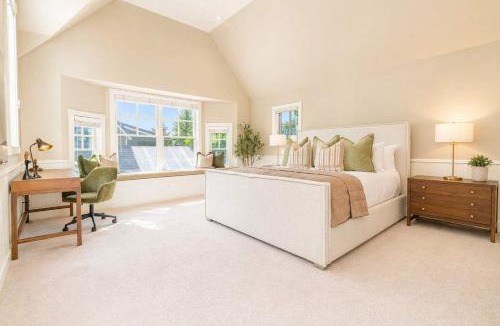 Aspen House | Spacious Designer 3BR Victorian with AC & Hot Tub