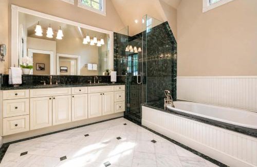 Aspen House | Spacious Designer 3BR Victorian with AC & Hot Tub