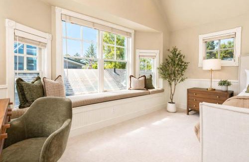 Aspen House | Spacious Designer 3BR Victorian with AC & Hot Tub