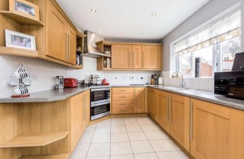 Newcastle-Under-Lyme House | SPACIOUS DETACHED 5 Bedroom4 Bathroom WIFI Parking