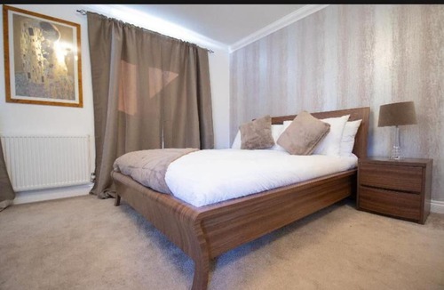 Knowle Sands House | Spacious detached 5 bedroom house with a fireplace