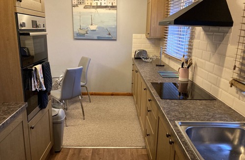 Grantham Cottage | Spacious Detached Bungalow With Ample Parking