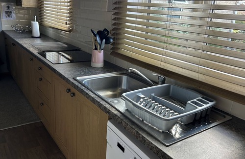 Grantham Cottage | Spacious Detached Bungalow With Ample Parking