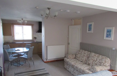 Grantham Cottage | Spacious Detached Bungalow With Ample Parking