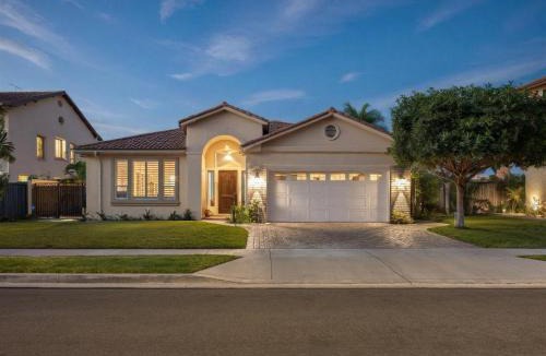 Placentia House | Spacious Disney Retreat with Pool Table Fire Pit