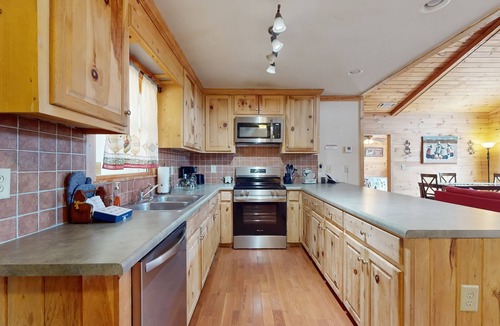 Sautee Nacoochee Cabin | Spacious & dog-friendly, private hot tub, pool table, mini bar & large backyard
