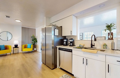 Charlotte Park House | Spacious, Dog-Friendly Retreat with Balcony & Work Space