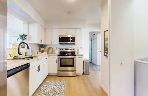Charlotte Park House | Spacious, Dog-Friendly Retreat with Balcony & Work Space