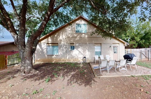 Oak Creek House | Spacious dog-friendly home, close to park with patio, AC, & W/D